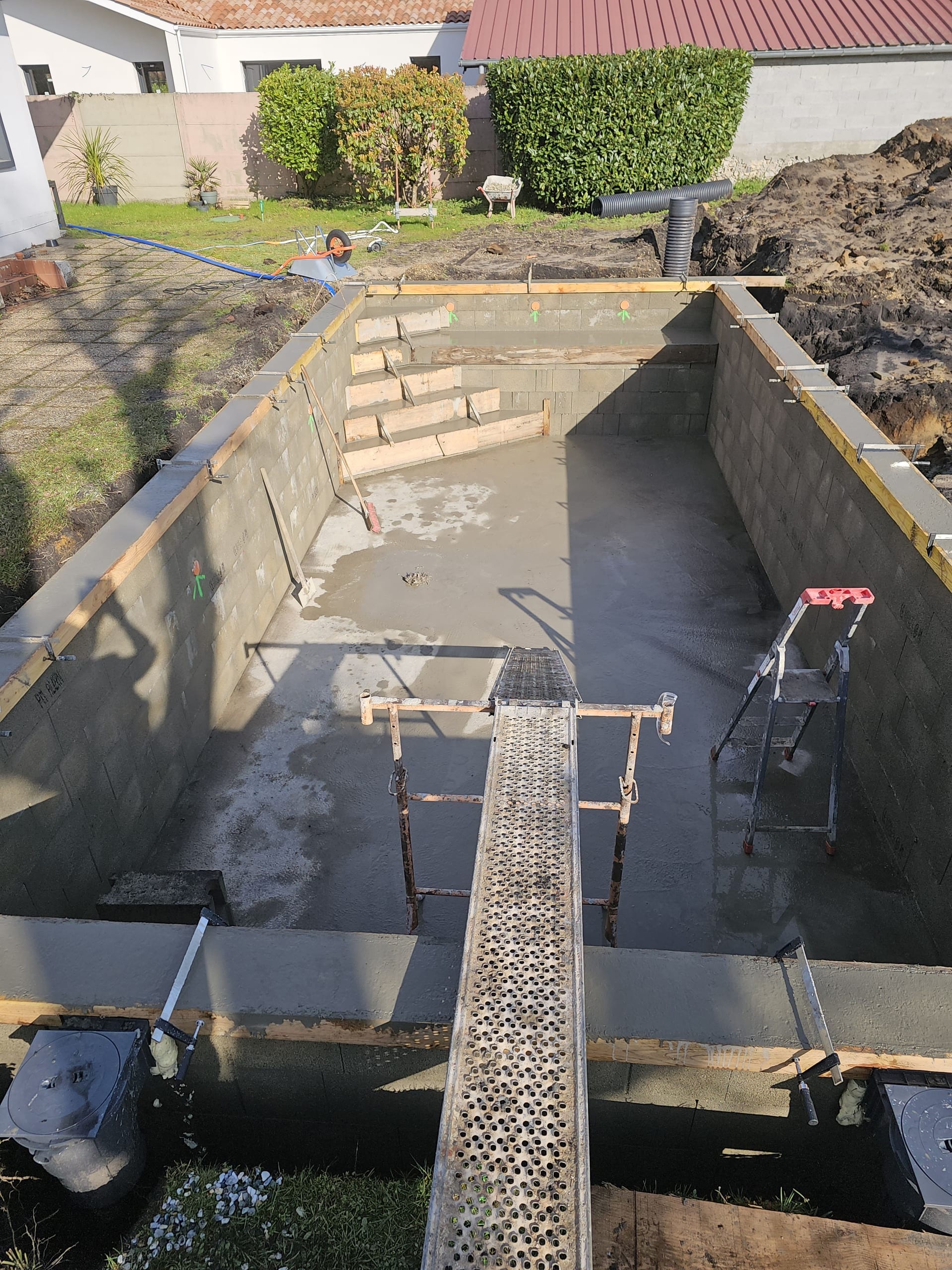 Construction piscine maçonnée parpaings à bancher — chantier à Saubion (40)