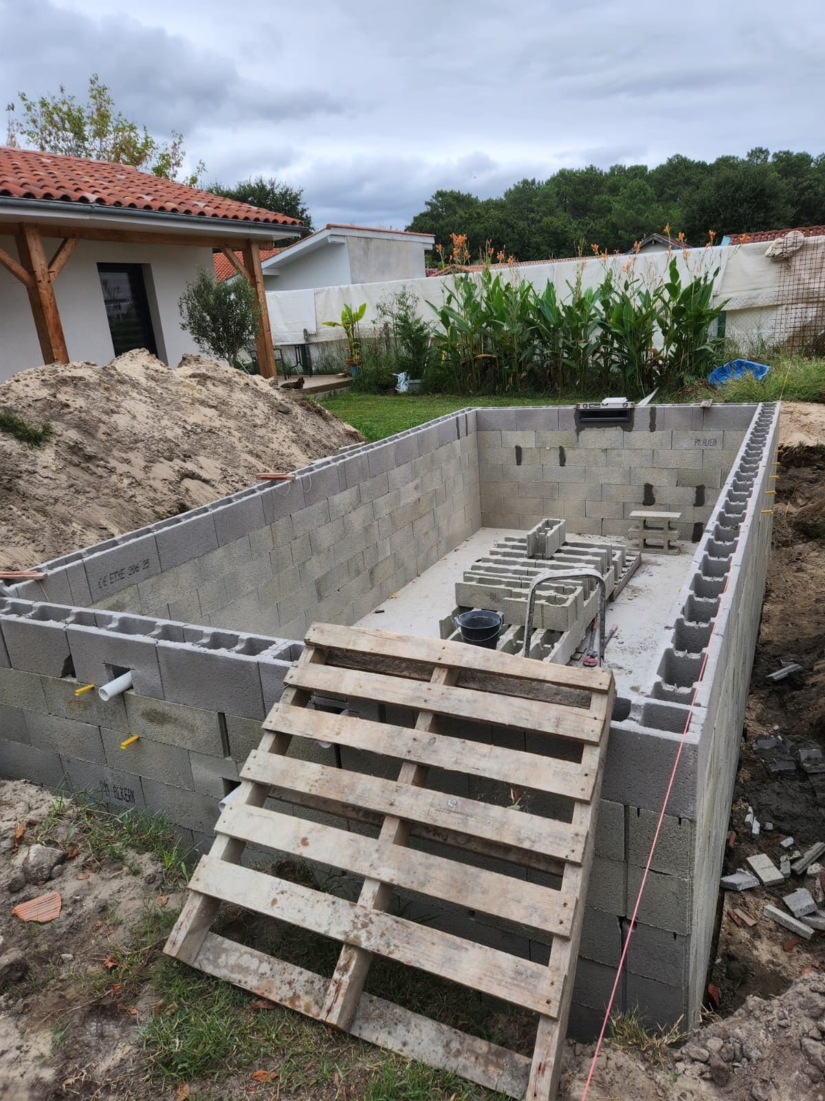 Élévation murs piscine et escalier intégré — gros œuvre à Capbreton (40)